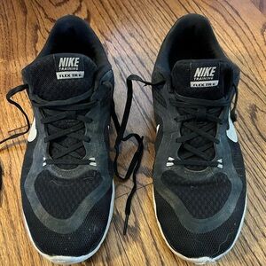 Women’s Nike size 8 flex trainer 6 - no flaws. Very comfortable